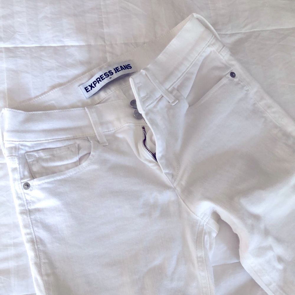 Express white skinny jeans size 2 with rough hem.